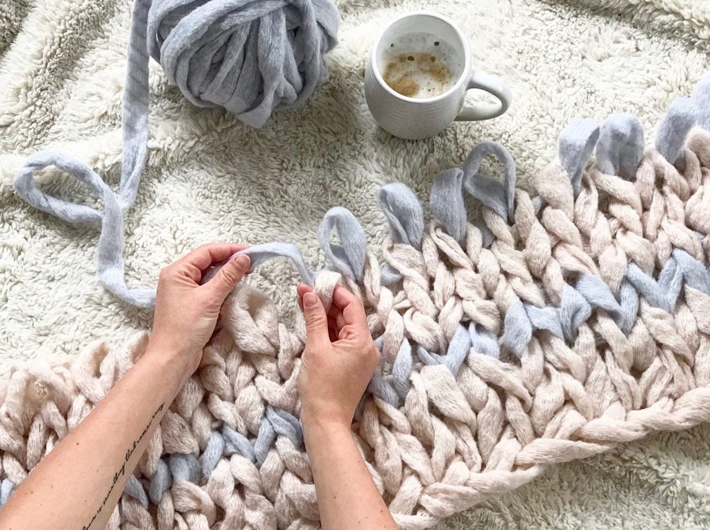 how-to-hand-knit-a-chunky-blanket-simplymaggie