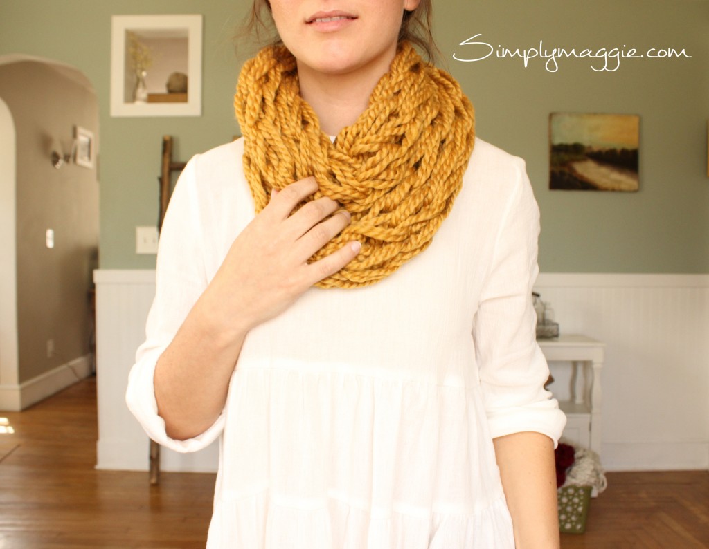 Arm Knit a scarf in 30 minutes with Simply Maggie