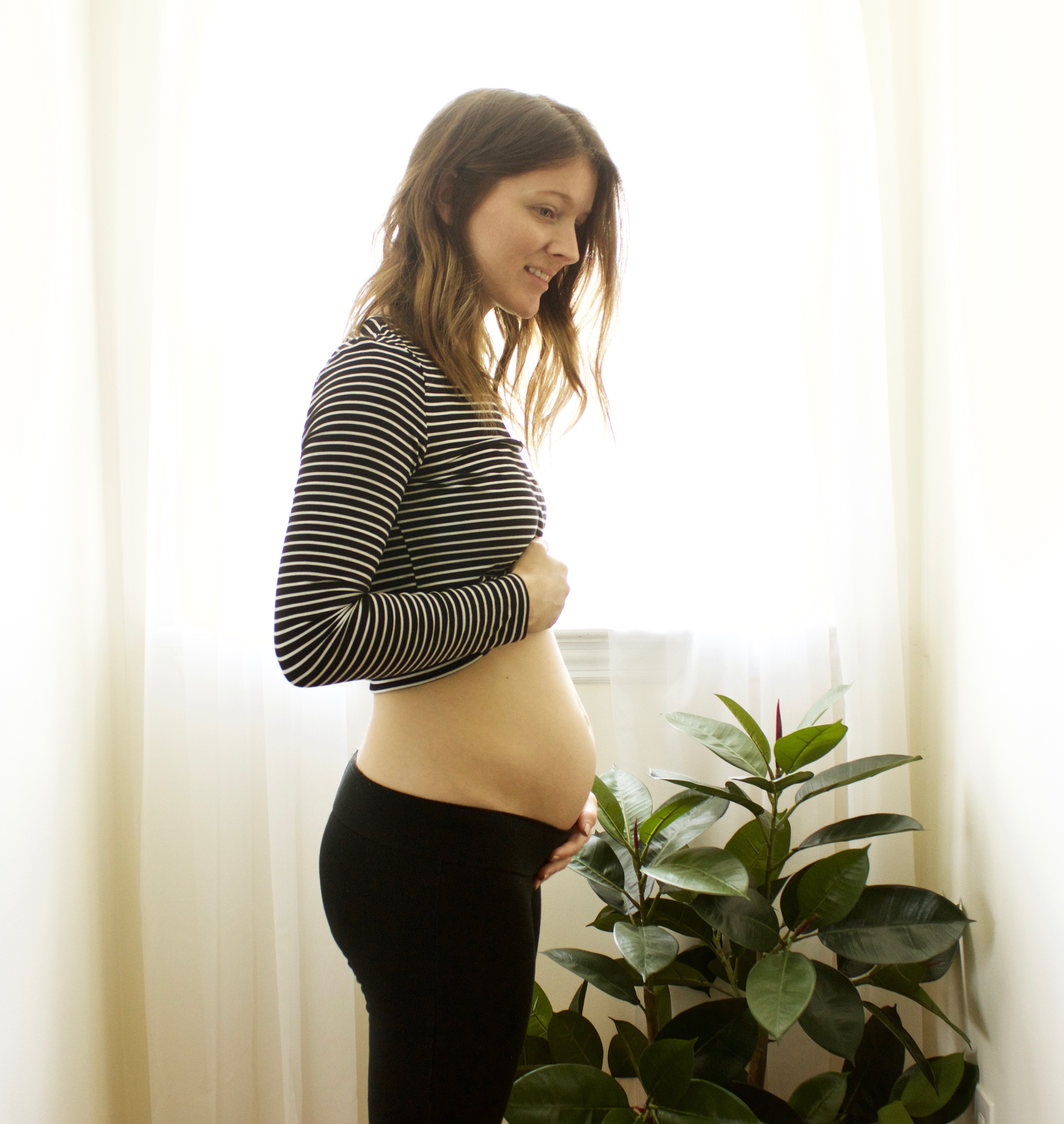 13 неделя коричневые. Pregnant belly 16 weeks. Pregnant 12 weeks. 3 Месяц беременности.